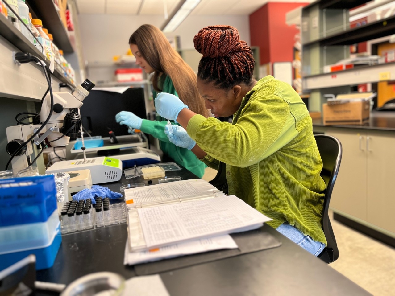 NKU Biological Sciences students doing summer research in the lab.